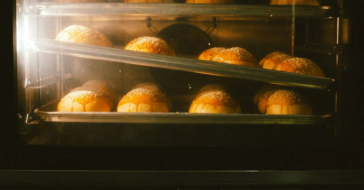 Petits pains dorés cuits au four, mettant en valeur la chaleur et l'ambiance chaleureuse.