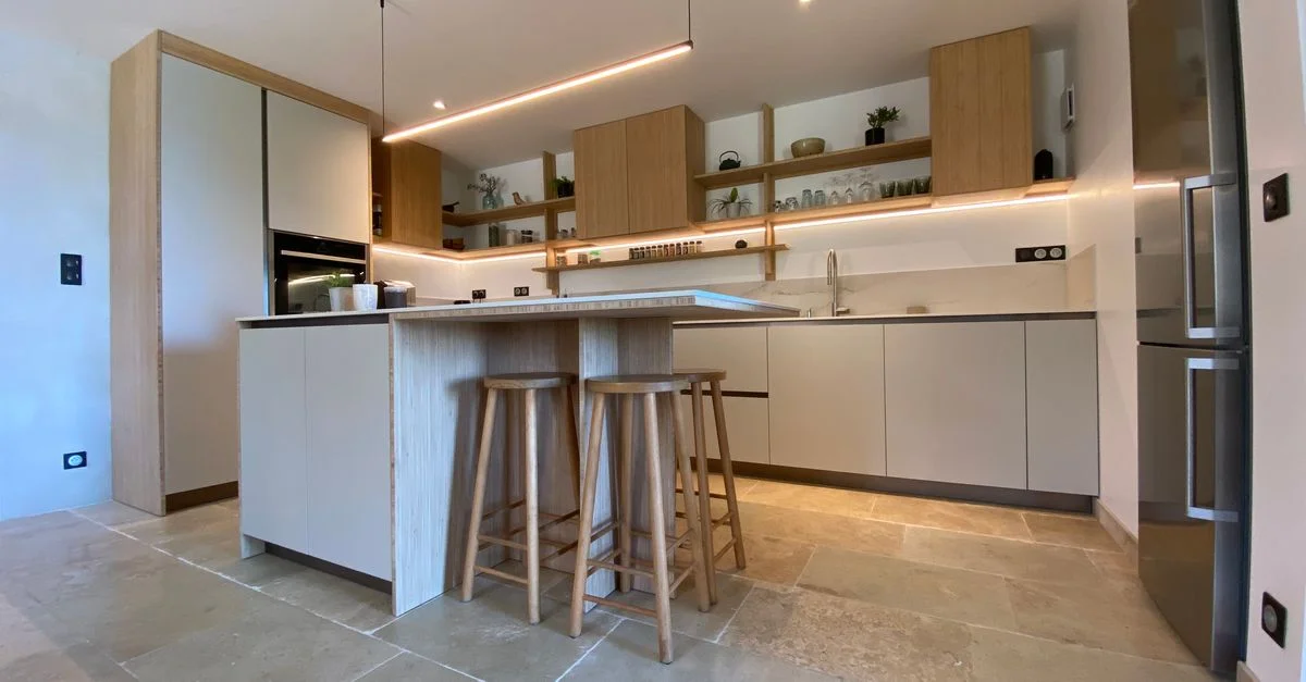 Cuisine contemporaine avec un design minimaliste et des appareils modernes.