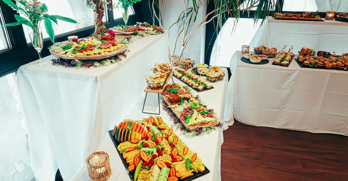 Buffet intérieur élégant avec des cuisines variées, un décor vibrant et des compositions de plantes fraîches.