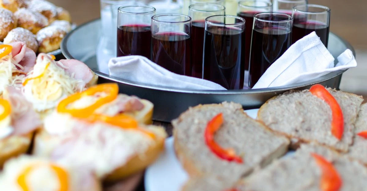 Un buffet magnifiquement organisé avec des aliments et des boissons assortis, parfait pour les événements ou les rassemblements.