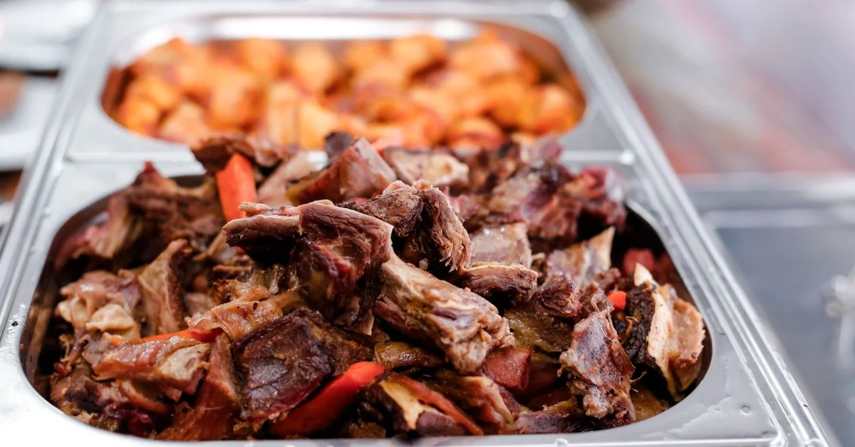 Délicieux plat de boeuf servi dans un cadre de buffet avec des légumes rôtis.