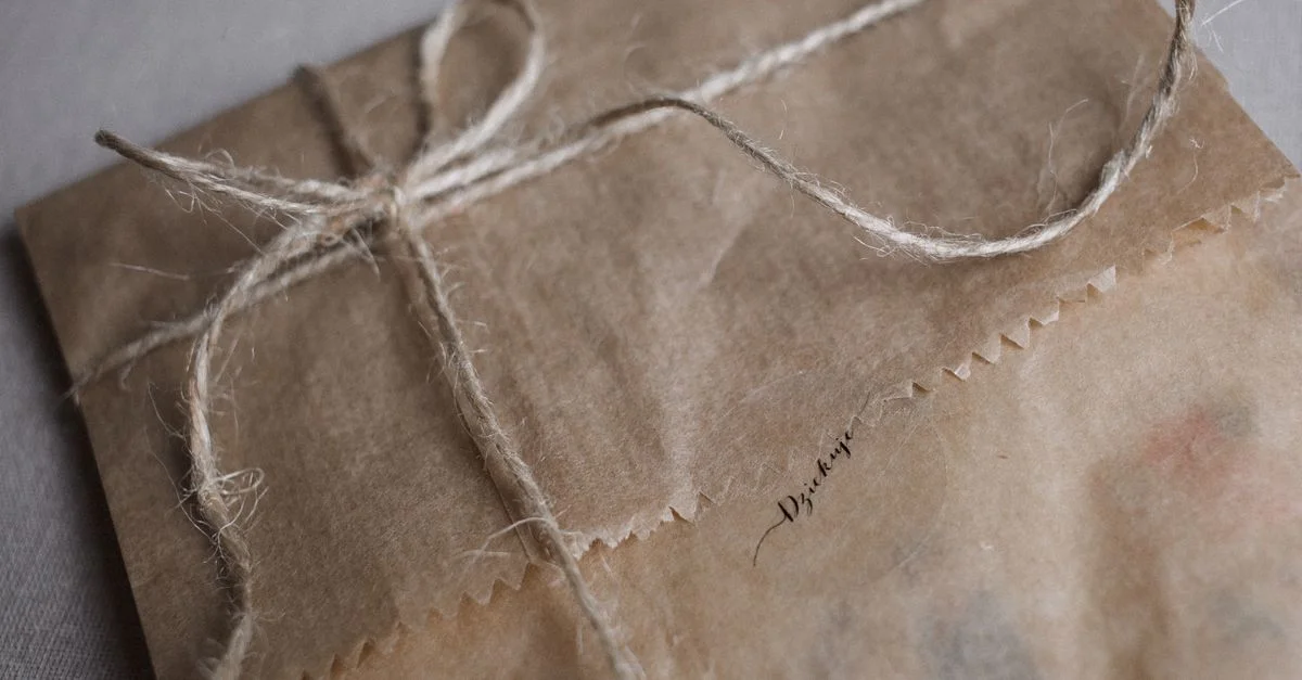 Un colis vintage enveloppé dans du papier kraft marron, attaché avec de la ficelle, évoquant la nostalgie.