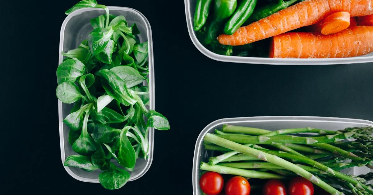 Légumes biologiques présentés dans des contenants en plastique pour une alimentation saine.